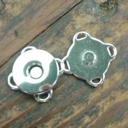 Magnetic bag clasp